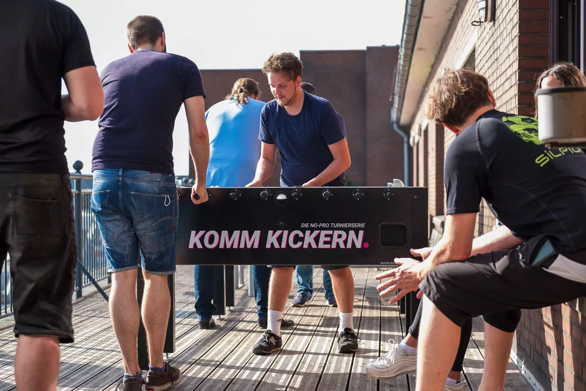 Komm Kickern - Personen auf der Dachterrasse beim Kickern